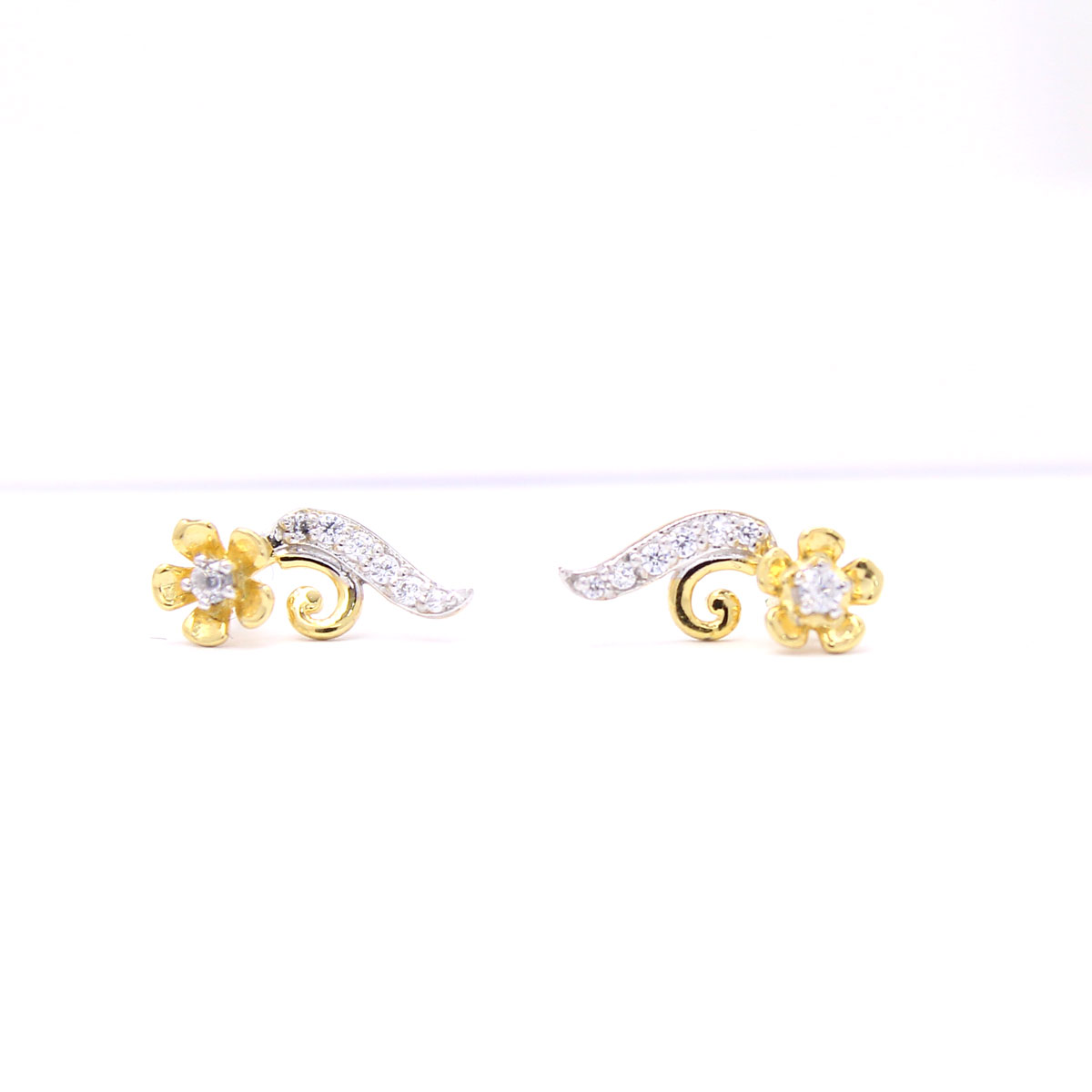 Green Diamond Earrings in Gold | KLENOTA
